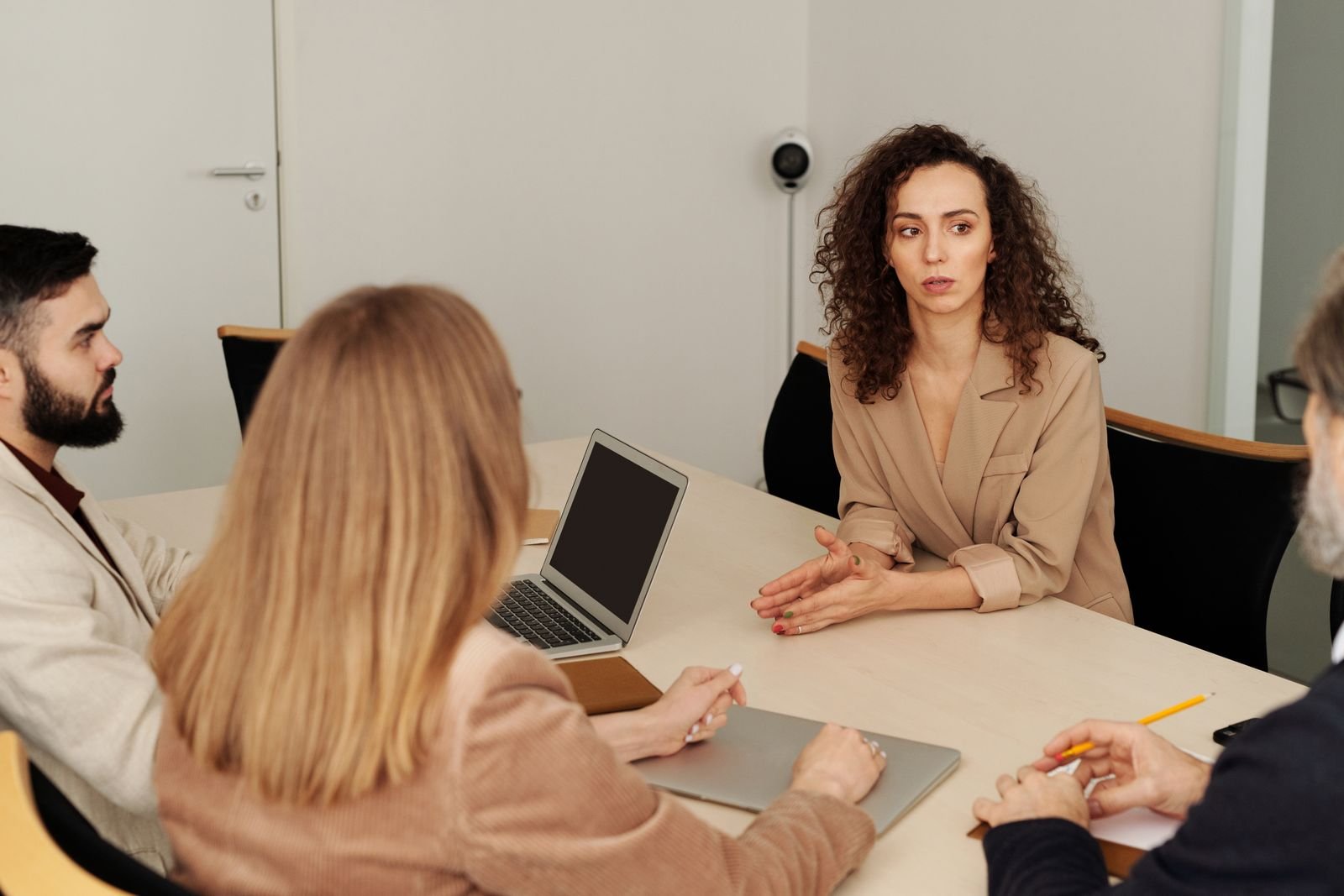 Professionnels réunis autour d’une table pour un échange de travail